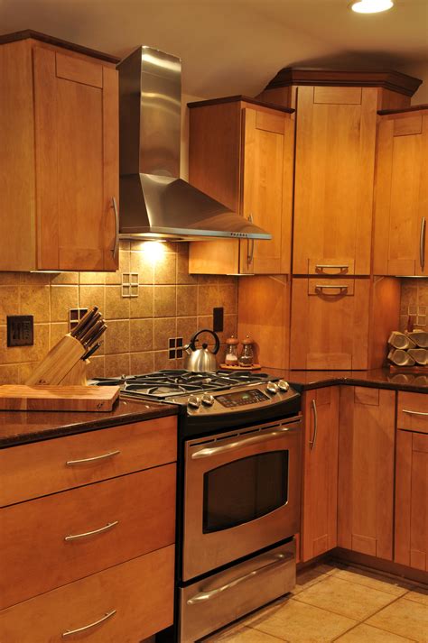 pictures of maple cabinets with stainless steel appliances|honey maple cabinet lighting.